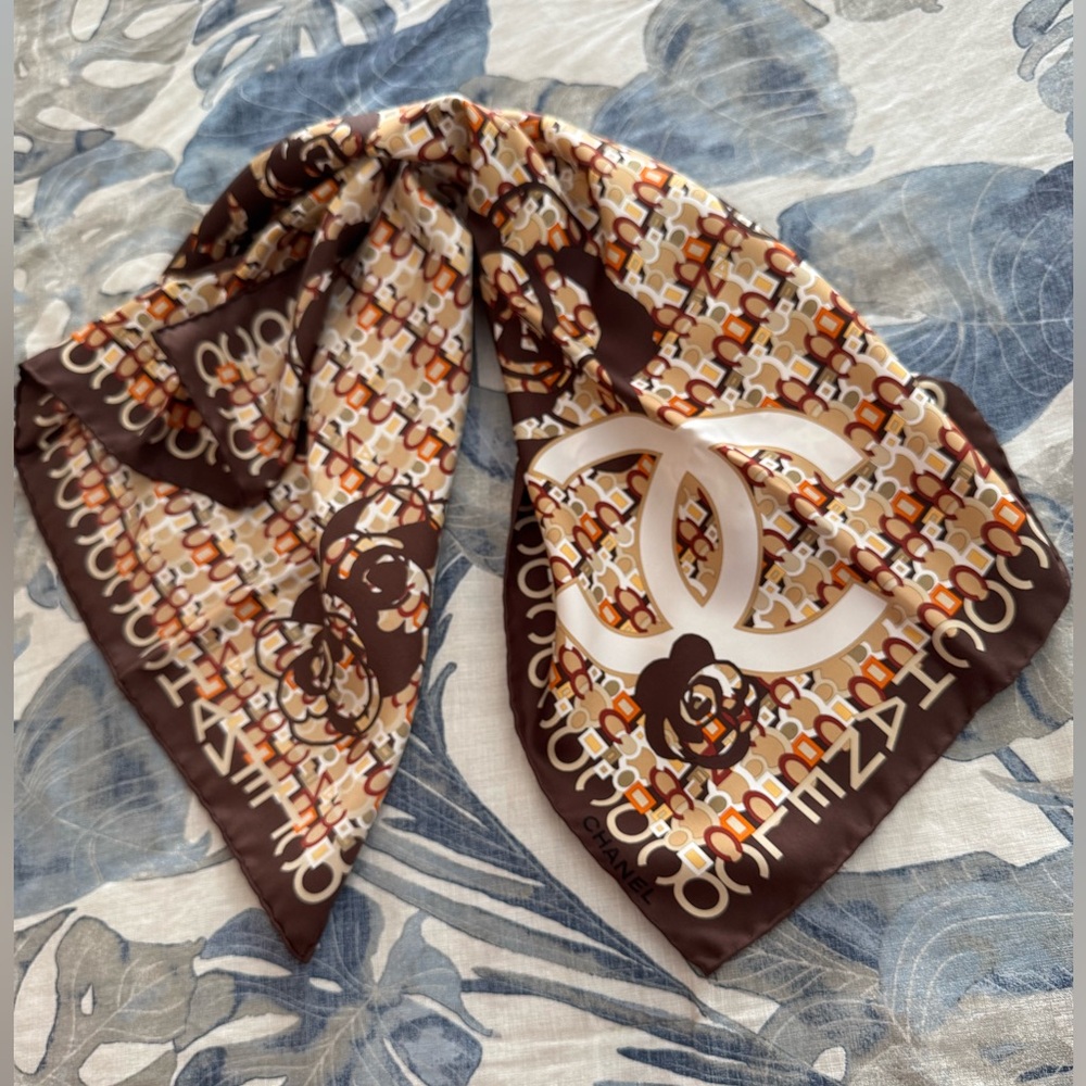 CHANEL camelia square silk scarf - Picture 5 of 12